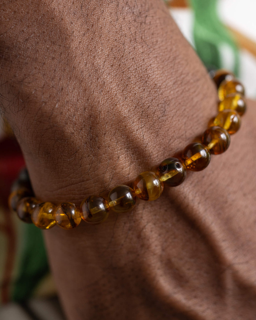 Pulsera Freyr puesta en la muñeca, cuentas de Ámbar en primer plano