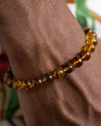 Pulsera Freyr puesta en la muñeca, cuentas de Ámbar en primer plano