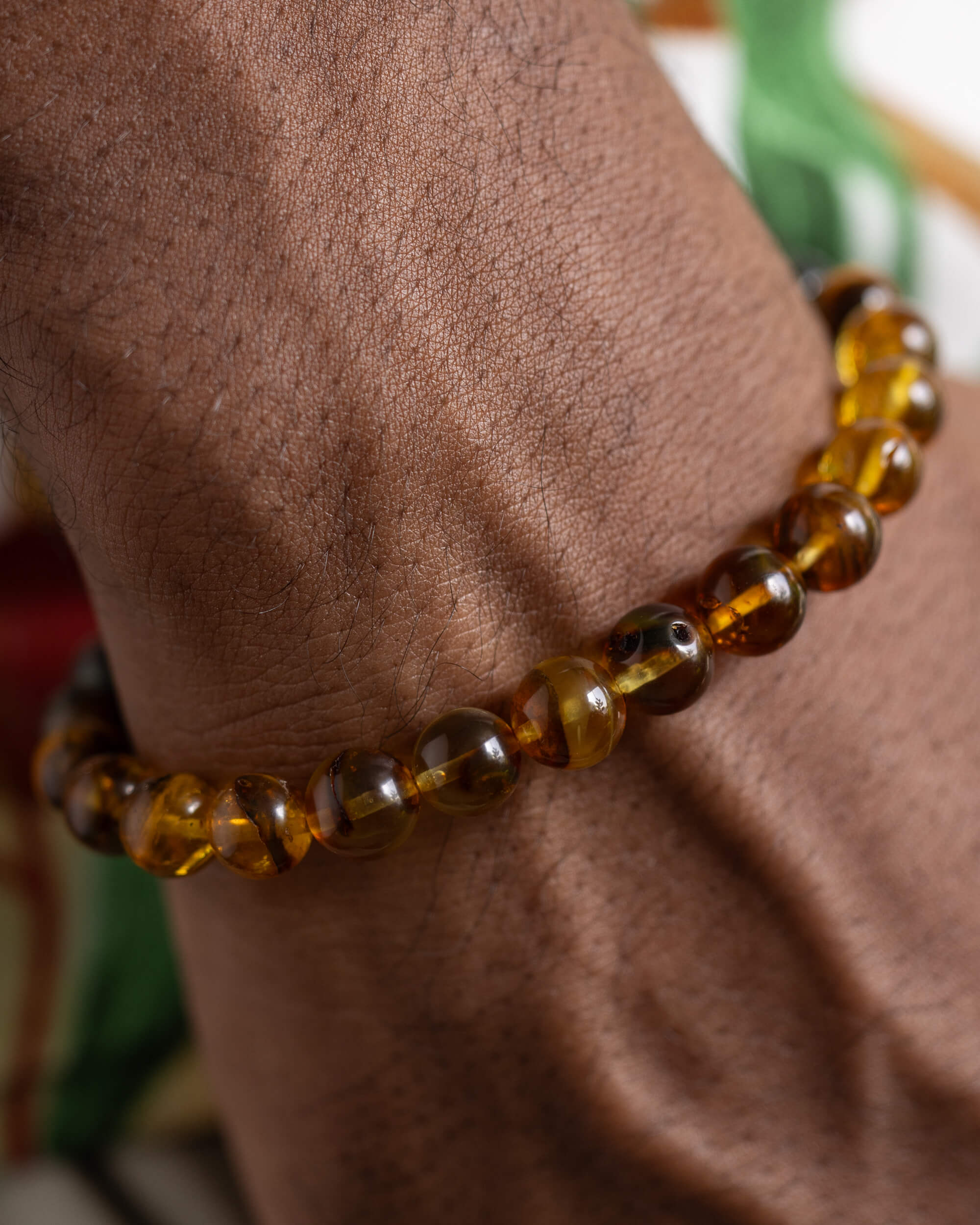 Pulsera Freyr puesta en la muñeca, cuentas de Ámbar en primer plano