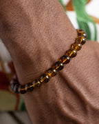 Pulsera Inti puesta en la muñeca, cuentas de Ámbar en primer plano