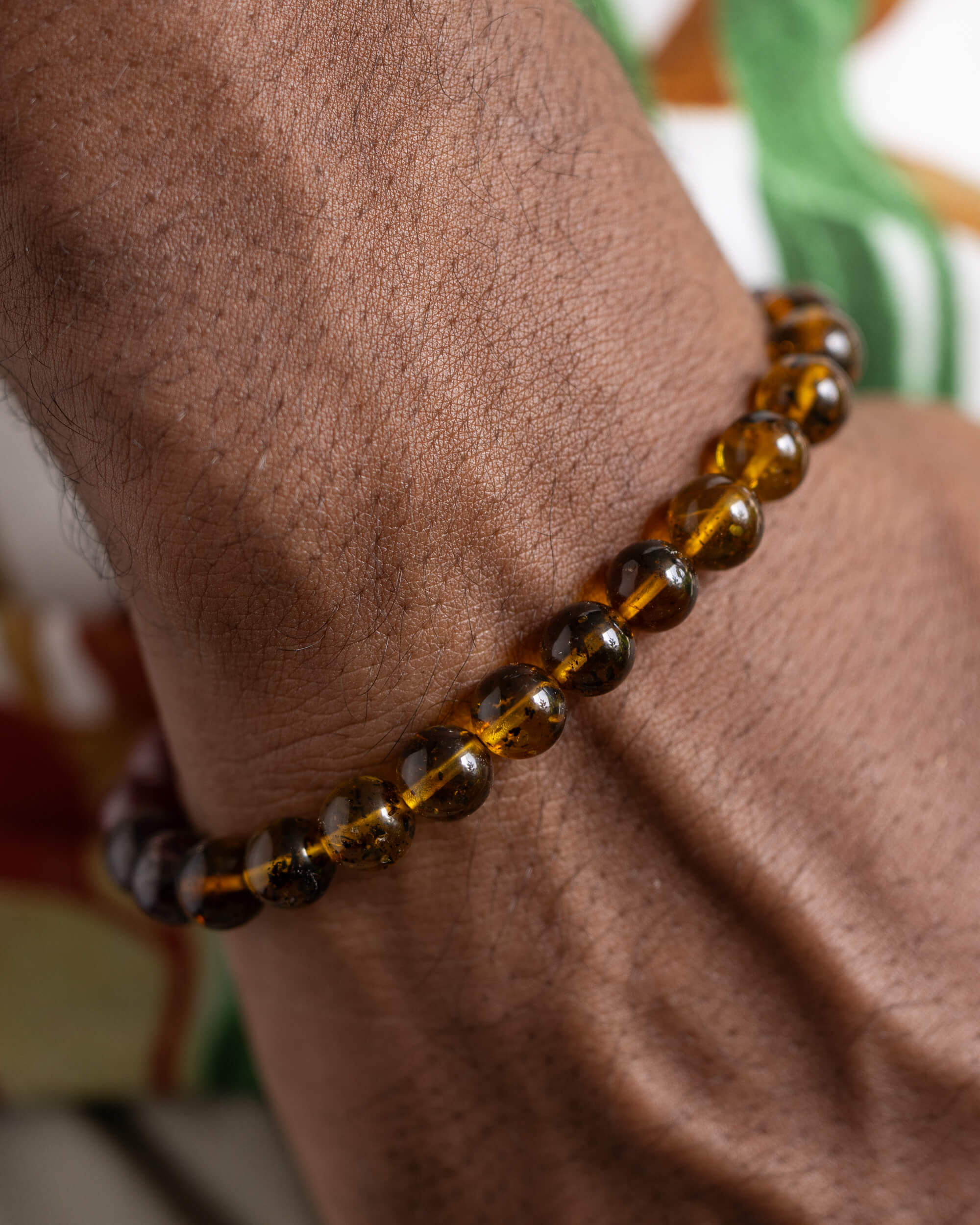 Pulsera Inti puesta en la muñeca, cuentas de Ámbar en primer plano