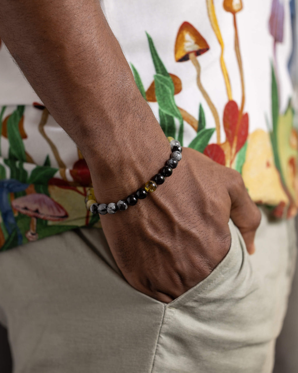 Pulsera Horus puesta en la muñeca, con la mano en el bolsillo