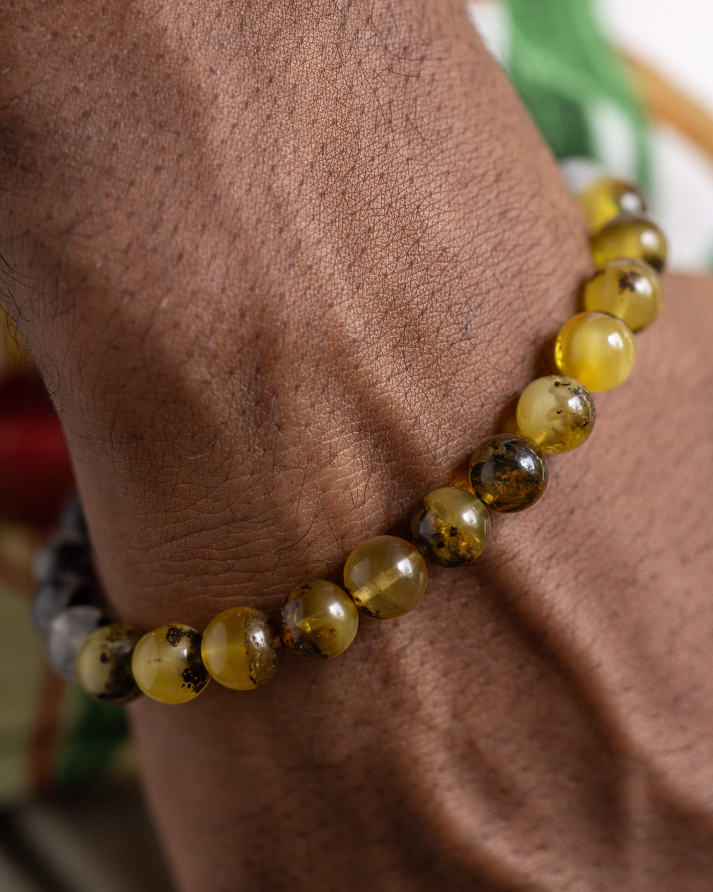 Pulsera Horus puesta en la muñeca, cuentas de Ámbar en primer plano