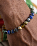 Pulsera Utu puesta en la muñeca, detalle cercano de Lapislázuli y Turquesa Africana