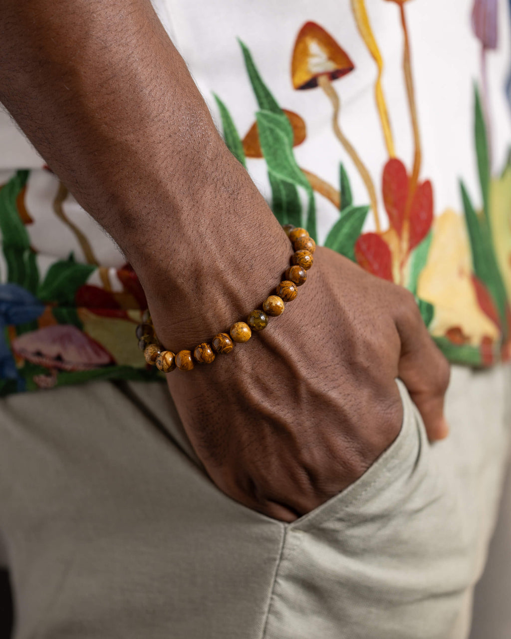 Pulsera Tonatiuh de Ámbar y Jaspe Paisaje puesta en la muñeca