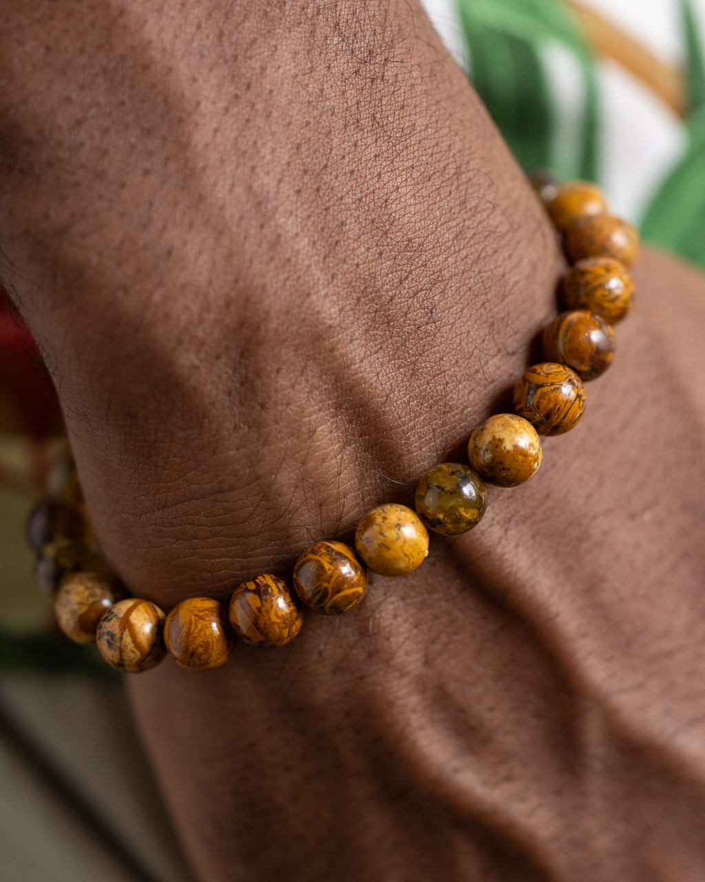 Pulsera Tonatiuh puesta en la muñeca, detalle cercano de las cuentas