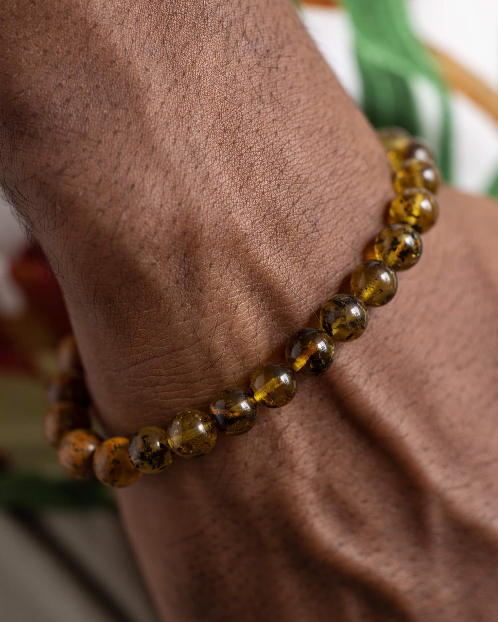 Pulsera Tonatiuh puesta en la muñeca, vista de las cuentas de Jaspe y Ámbar