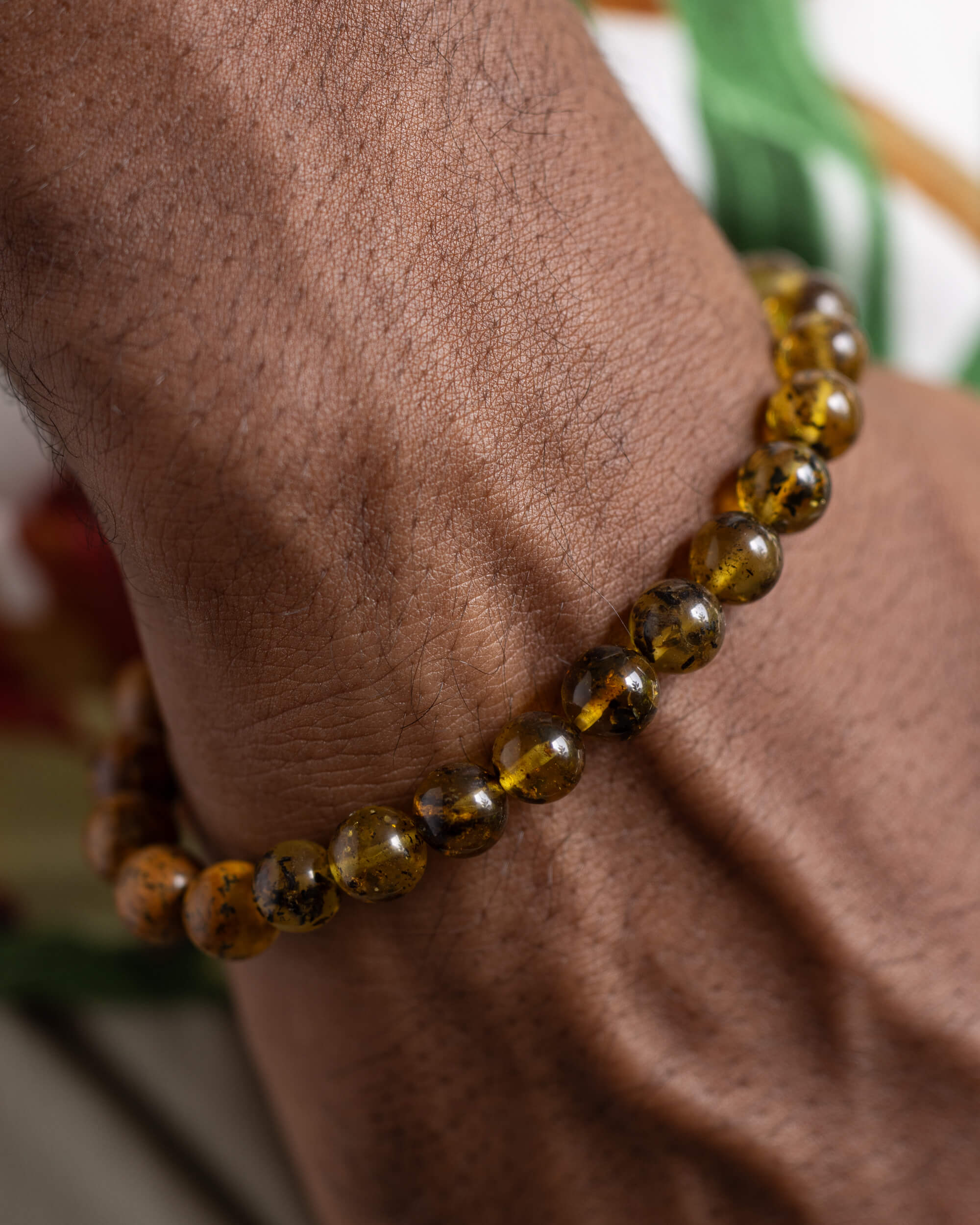 Pulsera Tonatiuh puesta en la muñeca, vista de las cuentas de Jaspe y Ámbar