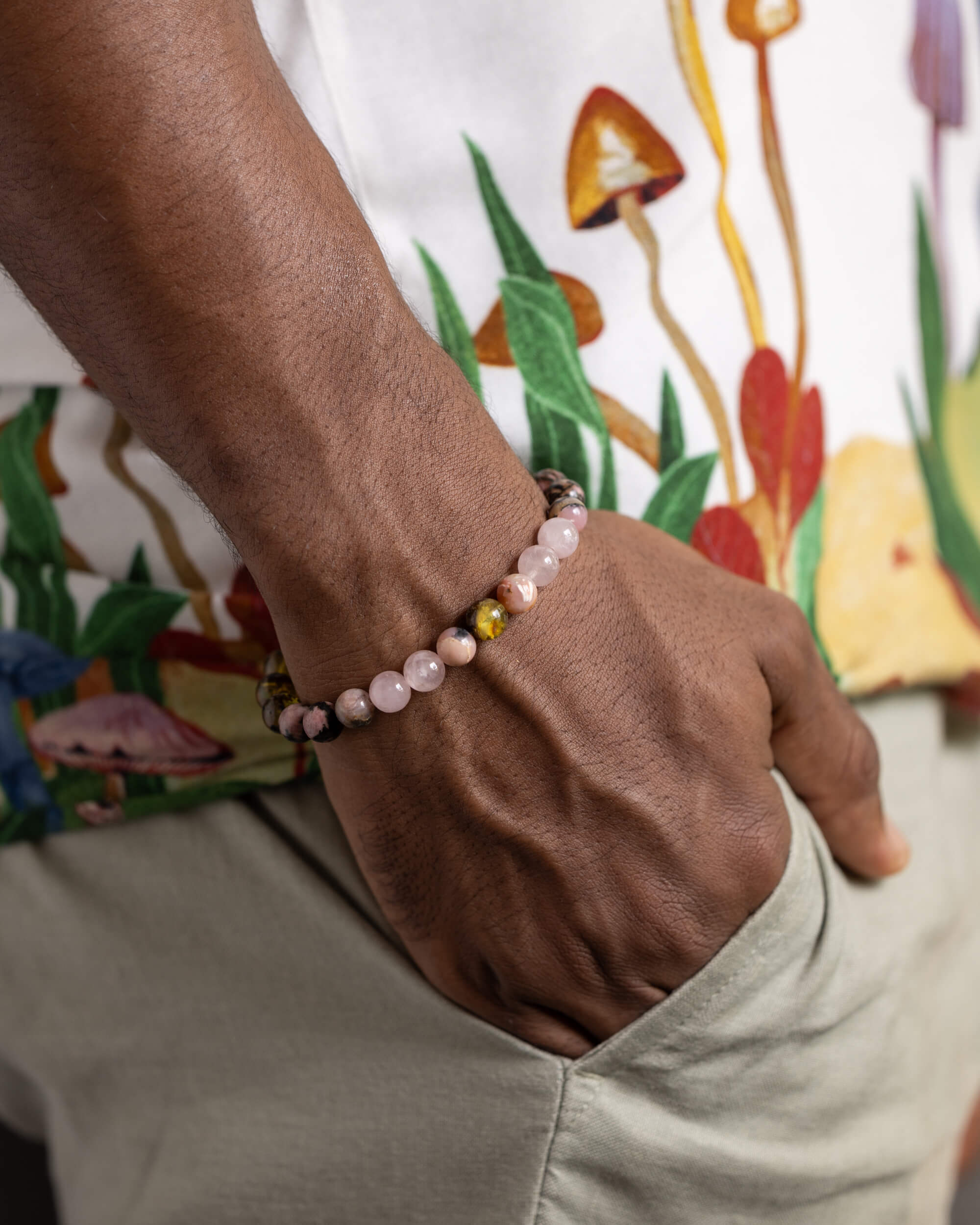 Pulsera Saule puesta en la muñeca, mano en el bolsillo de un pantalón claro