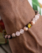 Pulsera Saule puesta en la muñeca, cuentas de Cuarzo Rosa y Ópalo Rosa visibles