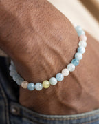 Pulsera de Berilos puesta en la muñeca, mano dentro del bolsillo de un jean
