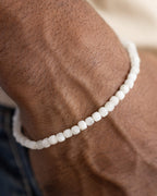 Pulsera de Piedra Luna puesta en la muñeca sobre la piel