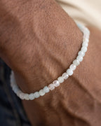 Pulsera de Morganita y Aguamarina puesta, detalle cercano de la muñeca