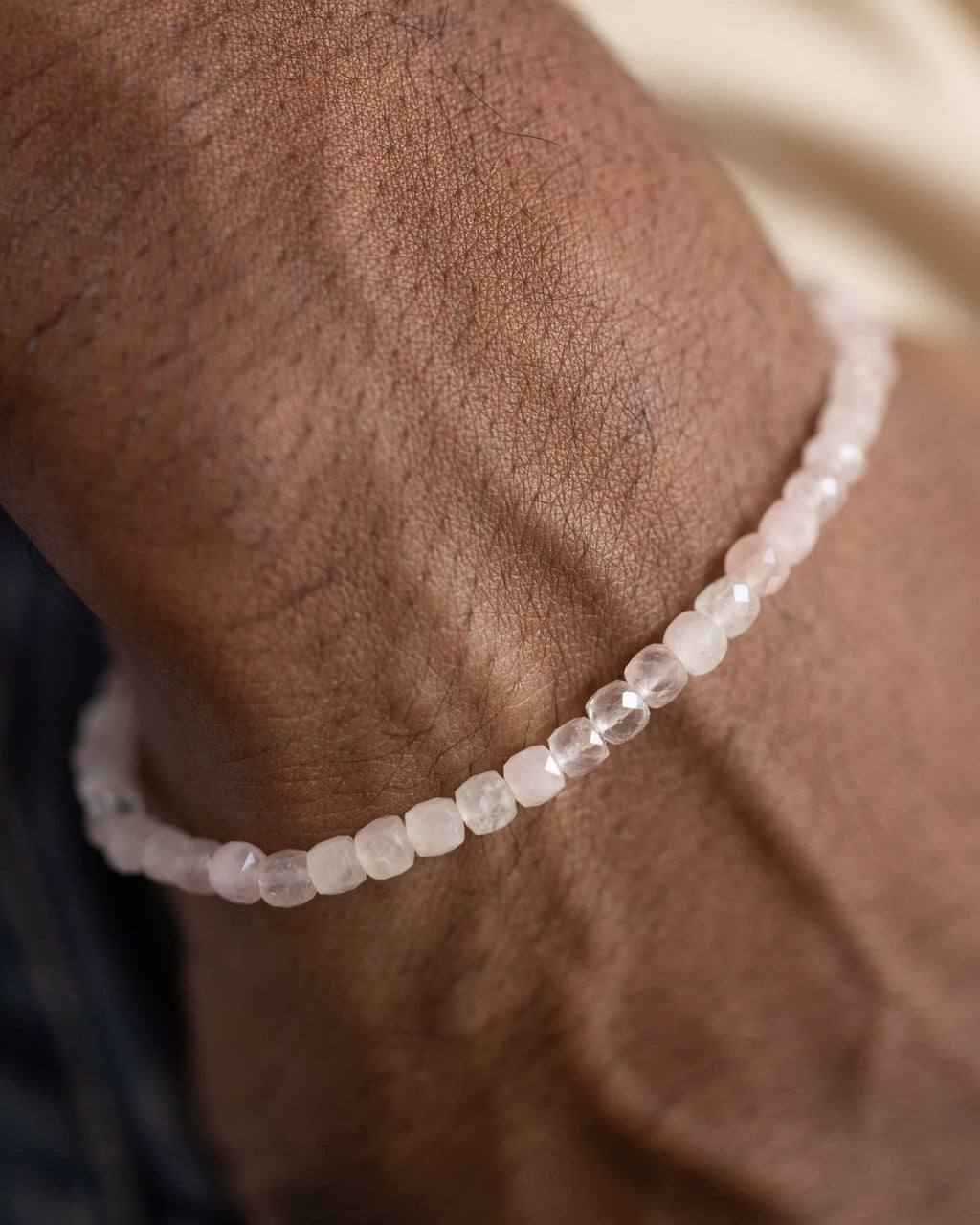 Pulsera de Cuarzo Rosa puesta, detalle cercano de la muñeca