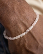 Pulsera de Cuarzo Rosa puesta, detalle cercano de la muñeca