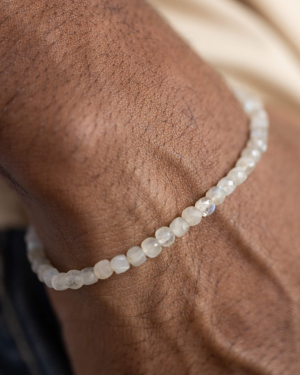 Pulsera de Labradorita blanca puesta en la muñeca, primer plano sobre la piel