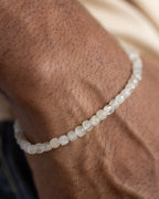 Pulsera de Labradorita blanca puesta en la muñeca, primer plano sobre la piel