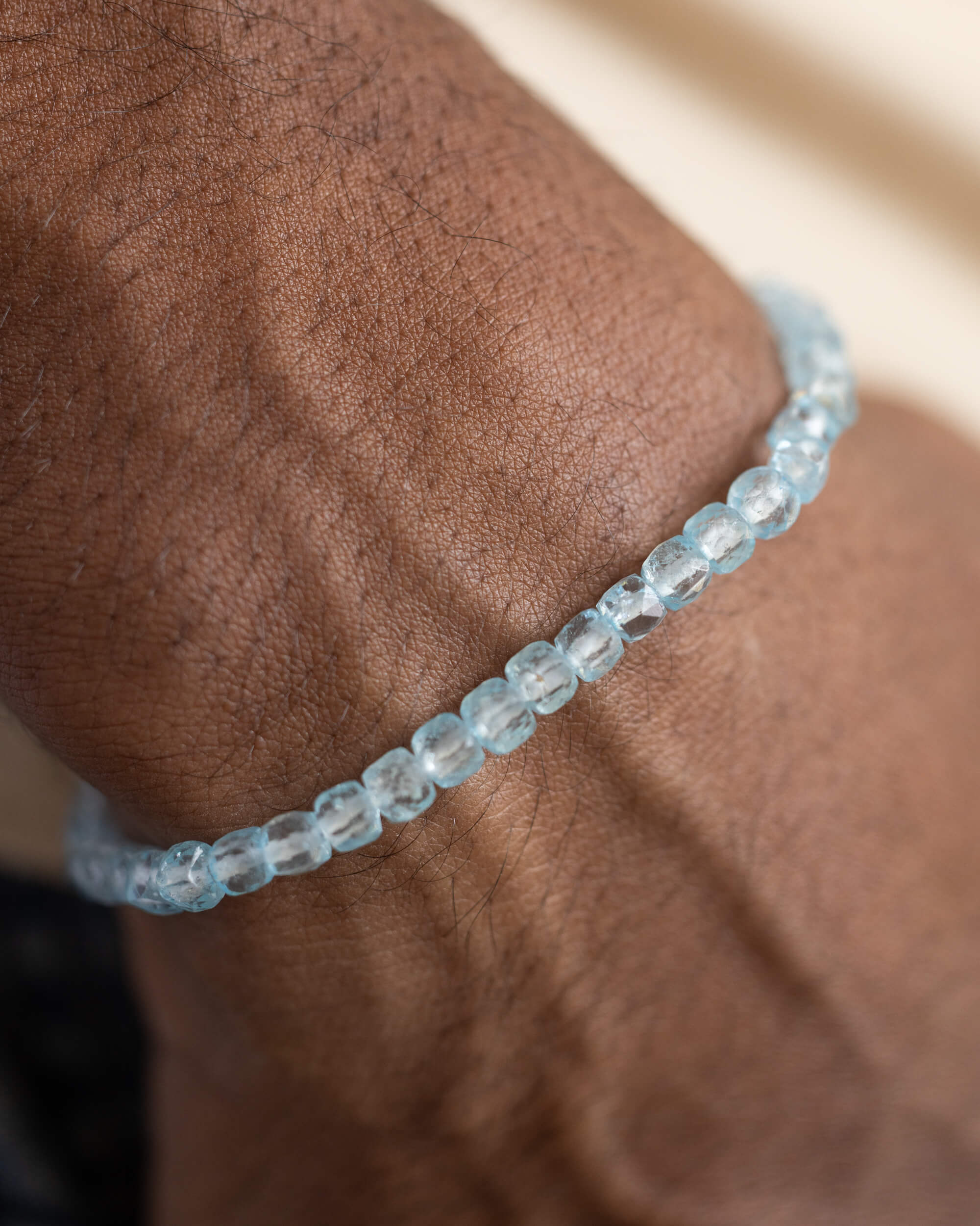 Pulsera de Topacio Azul puesta en la muñeca, brillo suave sobre la piel