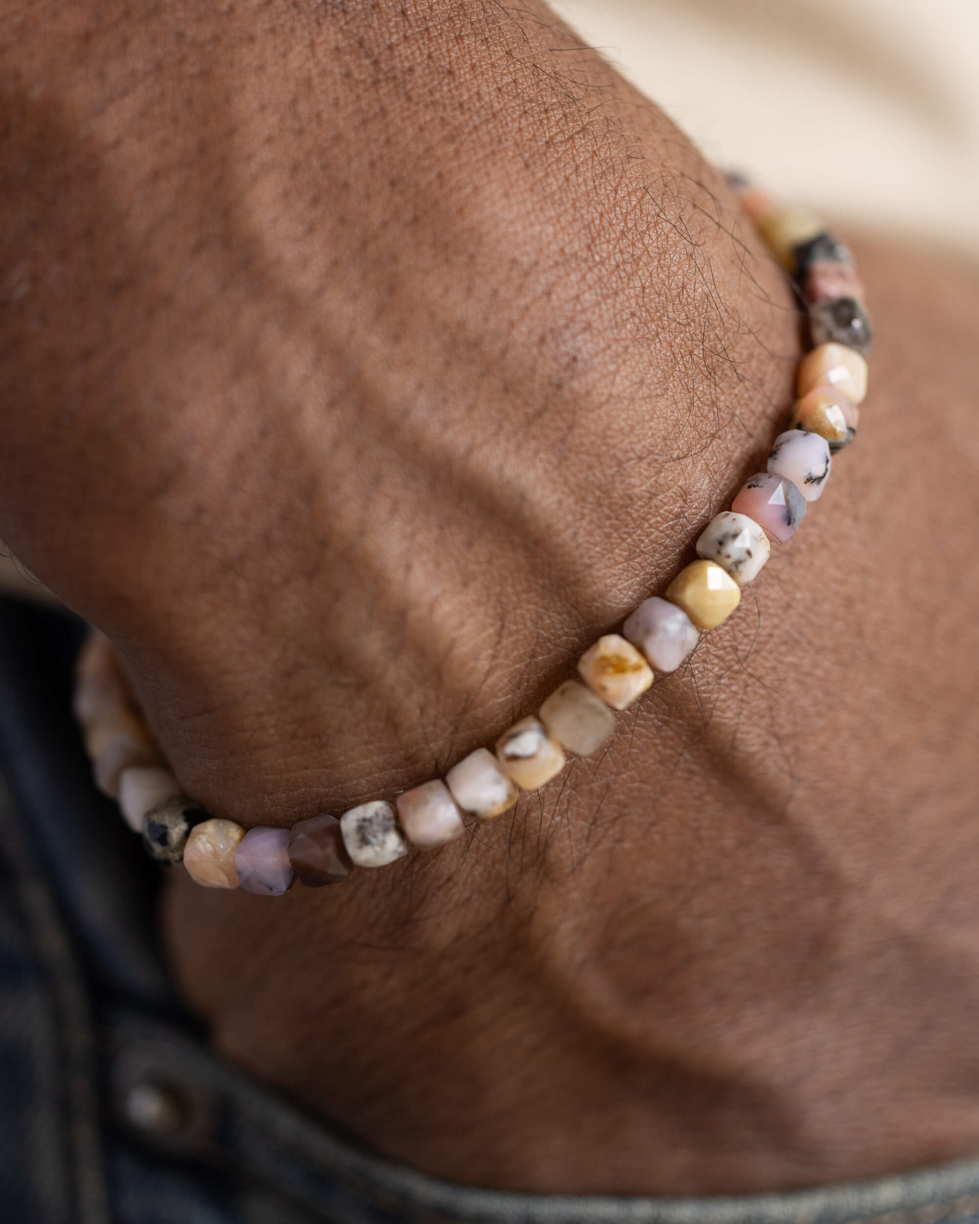 Pulsera de Ópalo Rosa puesta en la muñeca sobre la piel