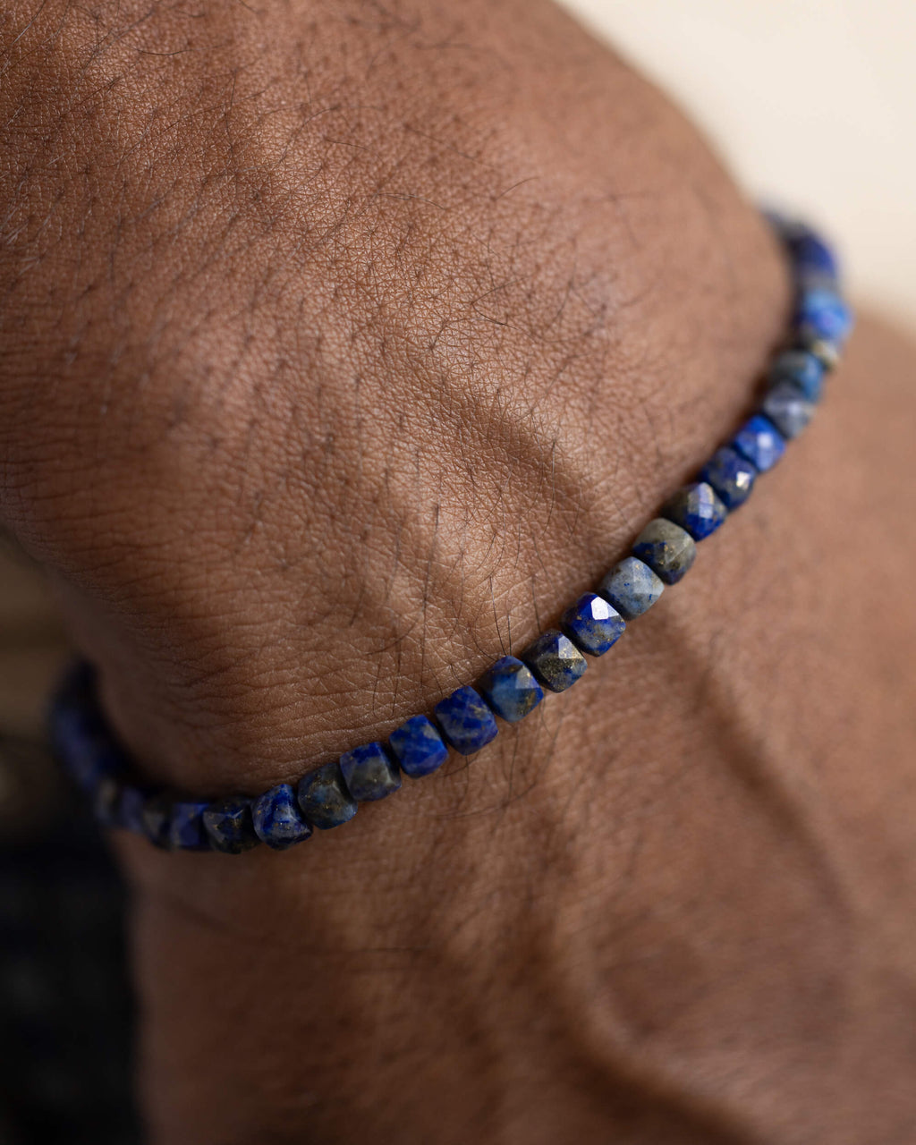 Pulsera de Lapislázuli puesta en la muñeca, primer plano sobre la piel