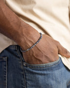 Pulsera de Tanzanita puesta en la muñeca, mano en el bolsillo del pantalón