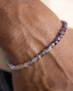 Pulsera de Amatista puesta en la muñeca, detalle cercano de las cuentas