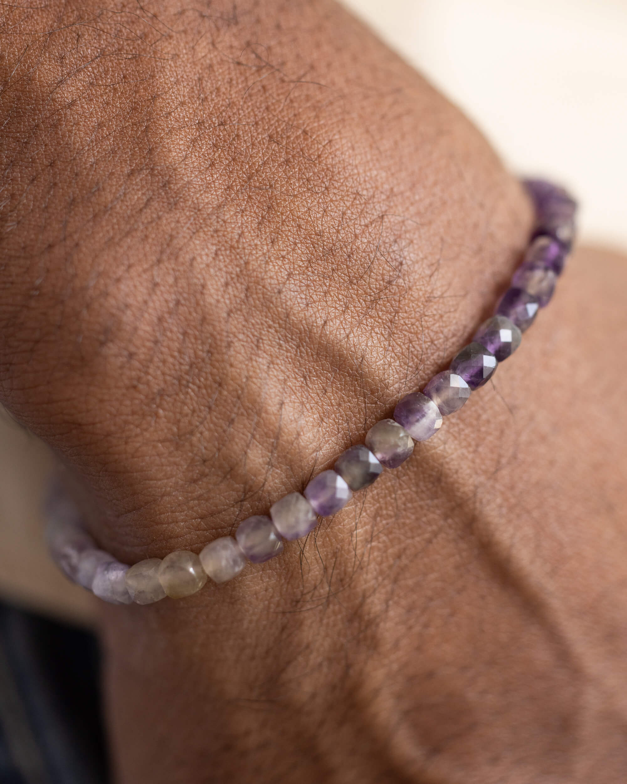 Pulsera de Amatista puesta en la muñeca, detalle cercano de las cuentas