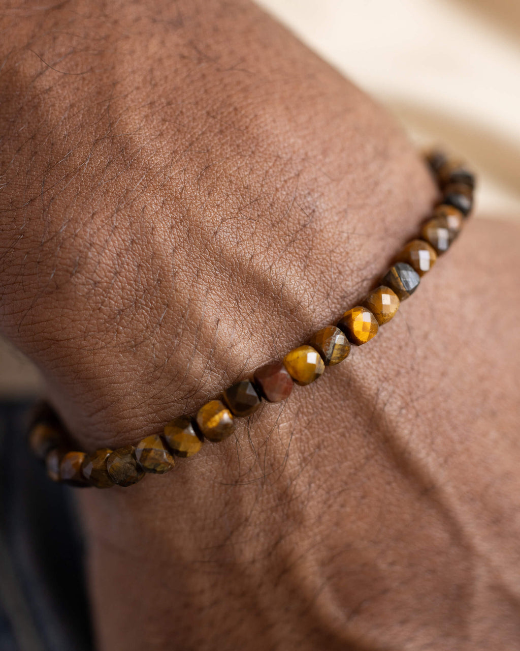 Pulsera de Ojo de Tigre puesta en la muñeca, primer plano sobre la piel