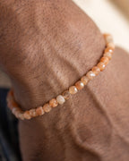 Pulsera de Piedra Sol Naranja puesta en la muñeca sobre la piel