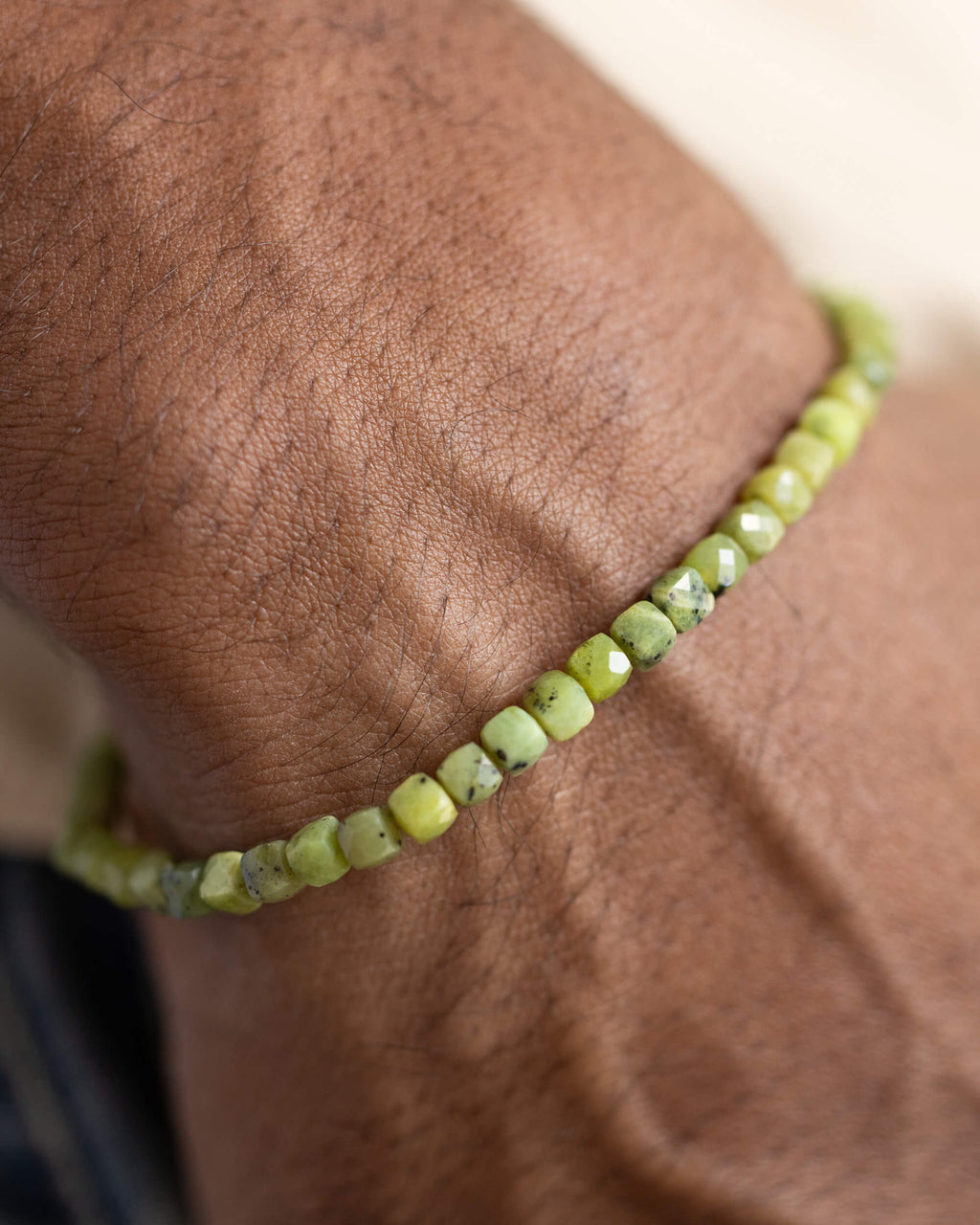 Pulsera de Jade Verde puesta en la muñeca, primer plano sobre la piel