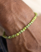 Pulsera de Jade Verde puesta en la muñeca, primer plano sobre la piel