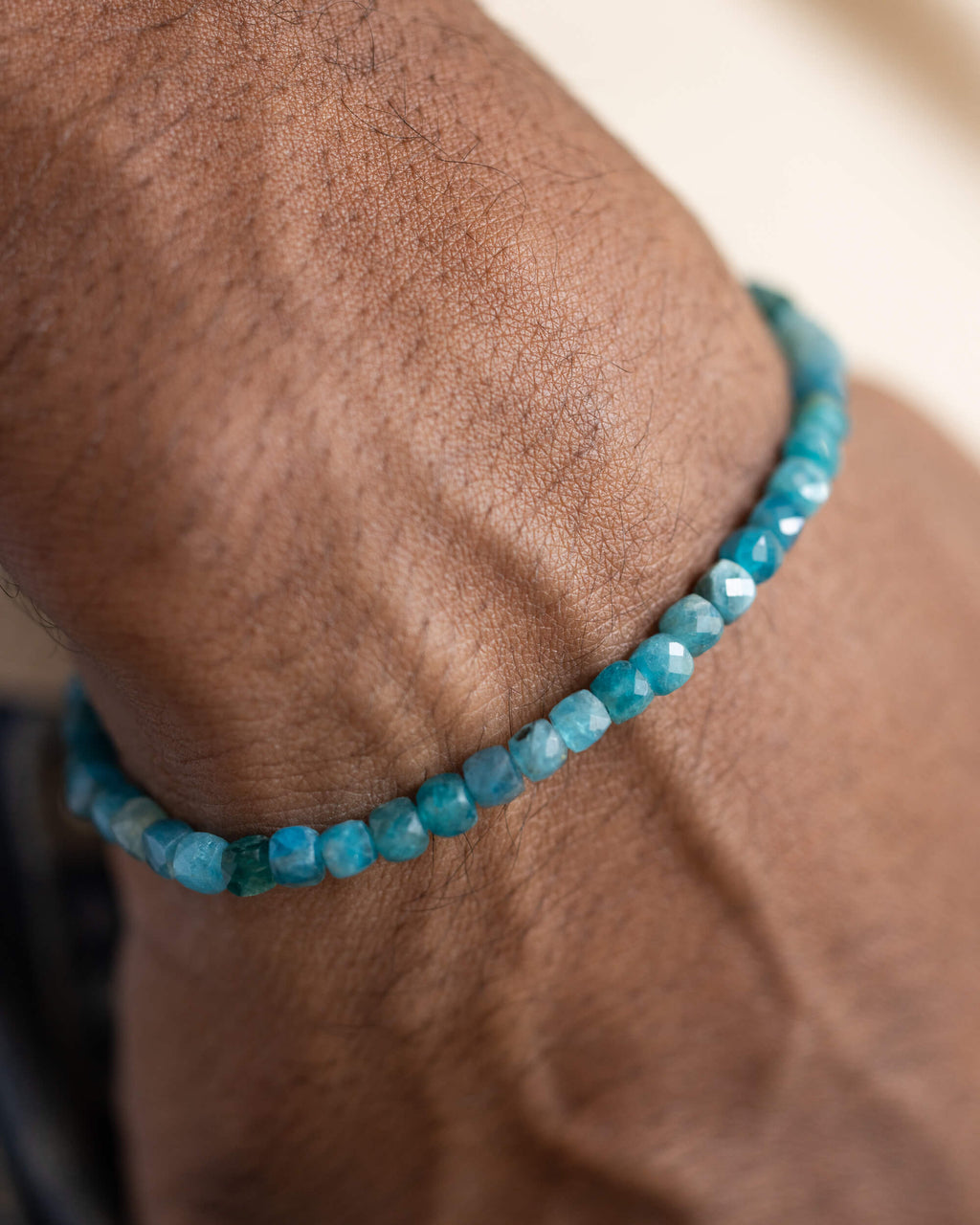 Pulsera de Apatita Azul puesta, detalle cercano de la muñeca