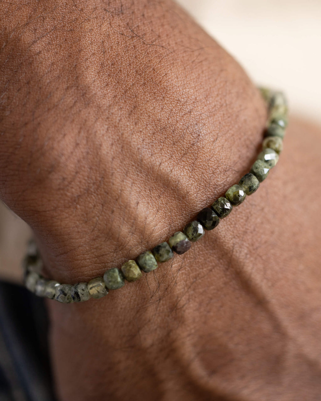 Pulsera de Prehnita puesta en la muñeca sobre la piel