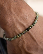 Pulsera de Prehnita puesta en la muñeca sobre la piel
