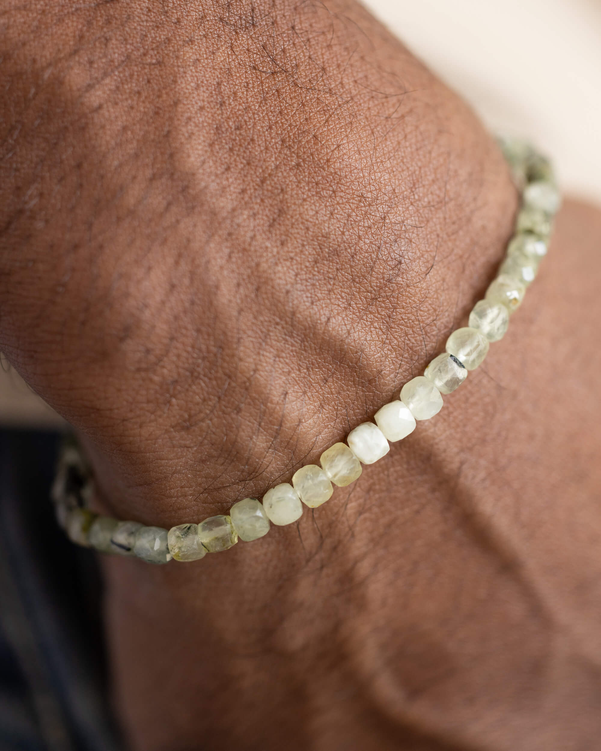 Pulsera de Prehnita puesta en la muñeca, acercamiento a las cuentas