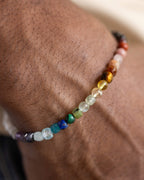 Pulsera Unidad puesta en la muñeca, mostrando el degradado completo de sus 23 minerales