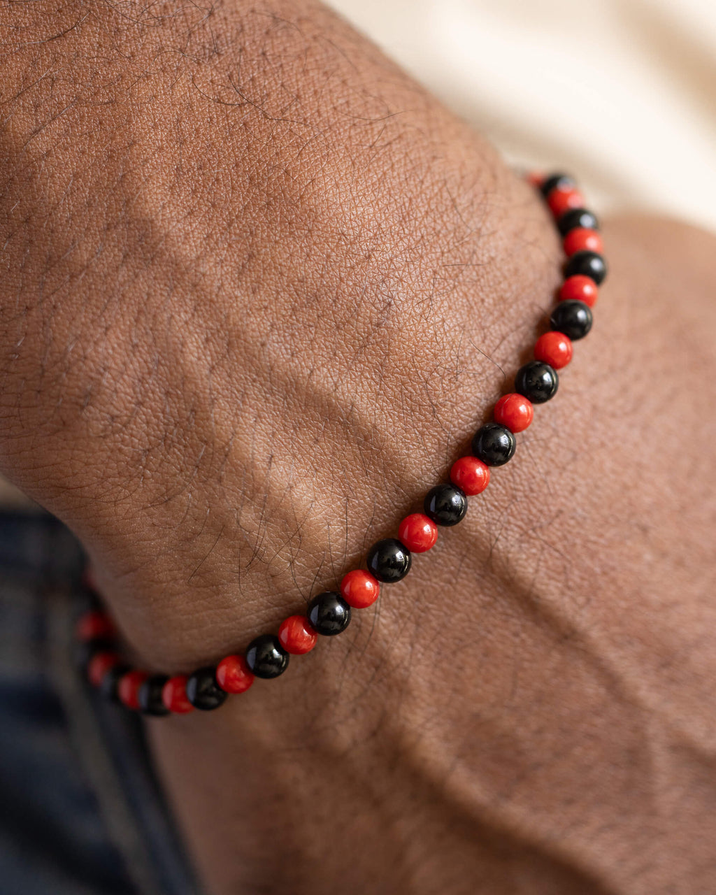 Pulsera de Coral Rojo y Turmalina Negra puesta en la muñeca