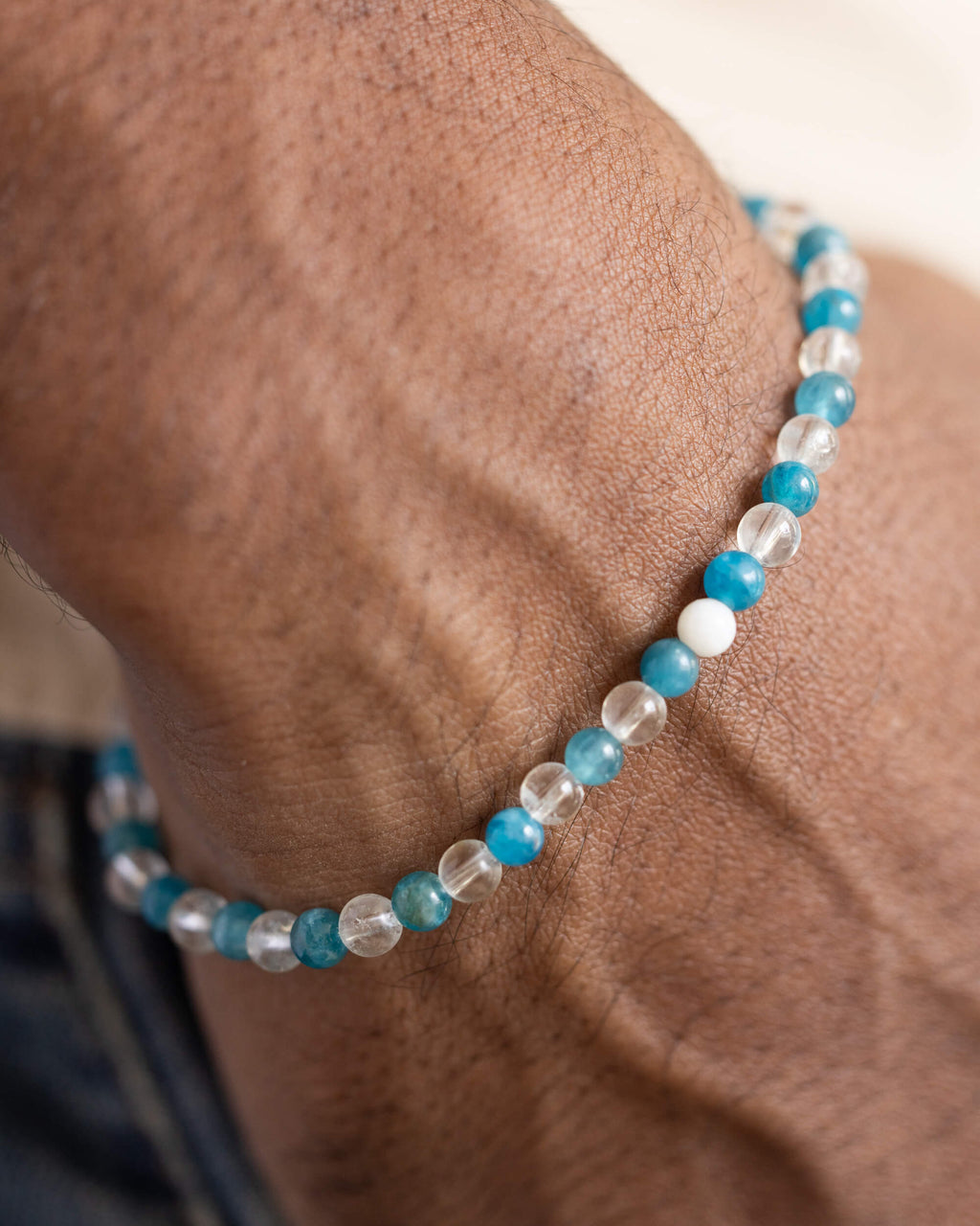 Pulsera de Apatita Azul y Cuarzo Transparente puesta en la muñeca