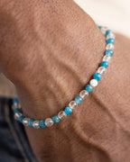 Pulsera de Apatita Azul y Cuarzo Transparente puesta en la muñeca