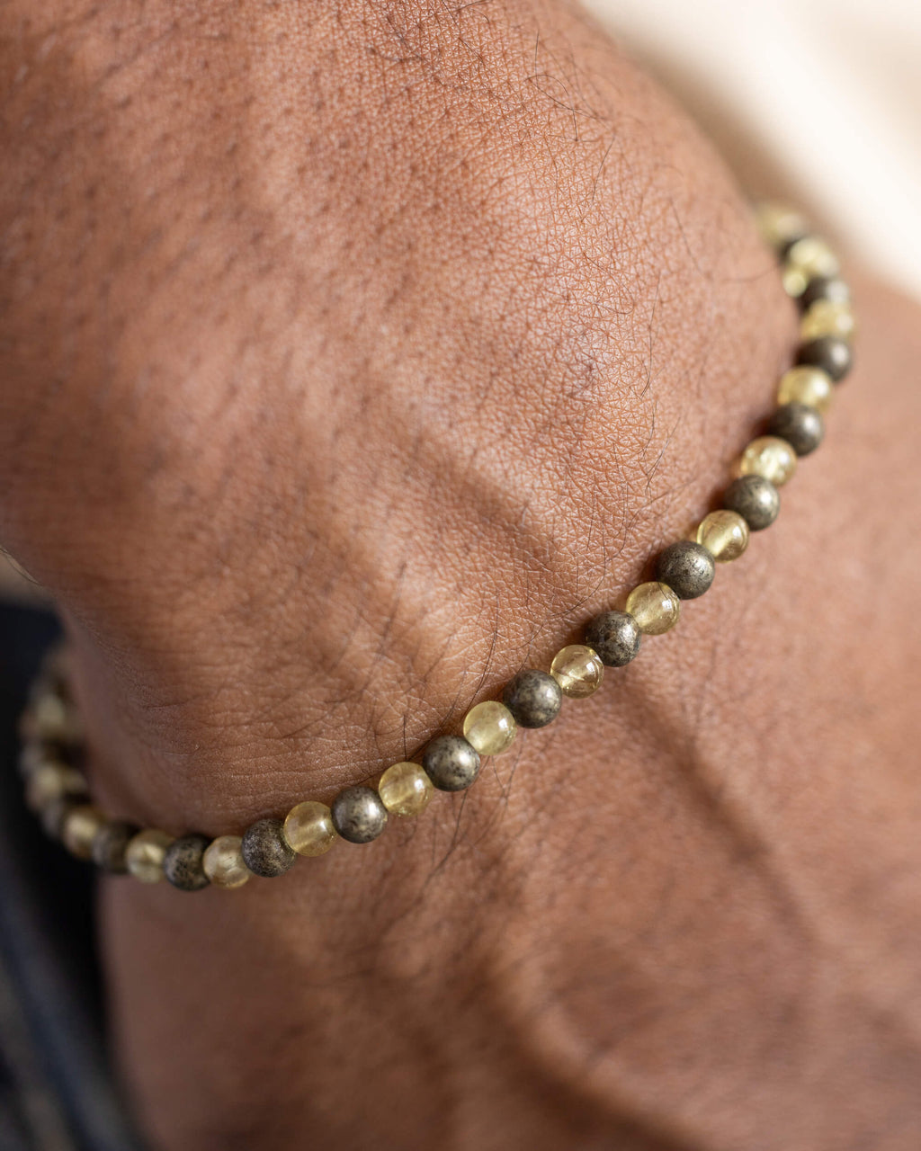 Pulsera de Cuarzo Rutilado y Pirita puesta en la muñeca