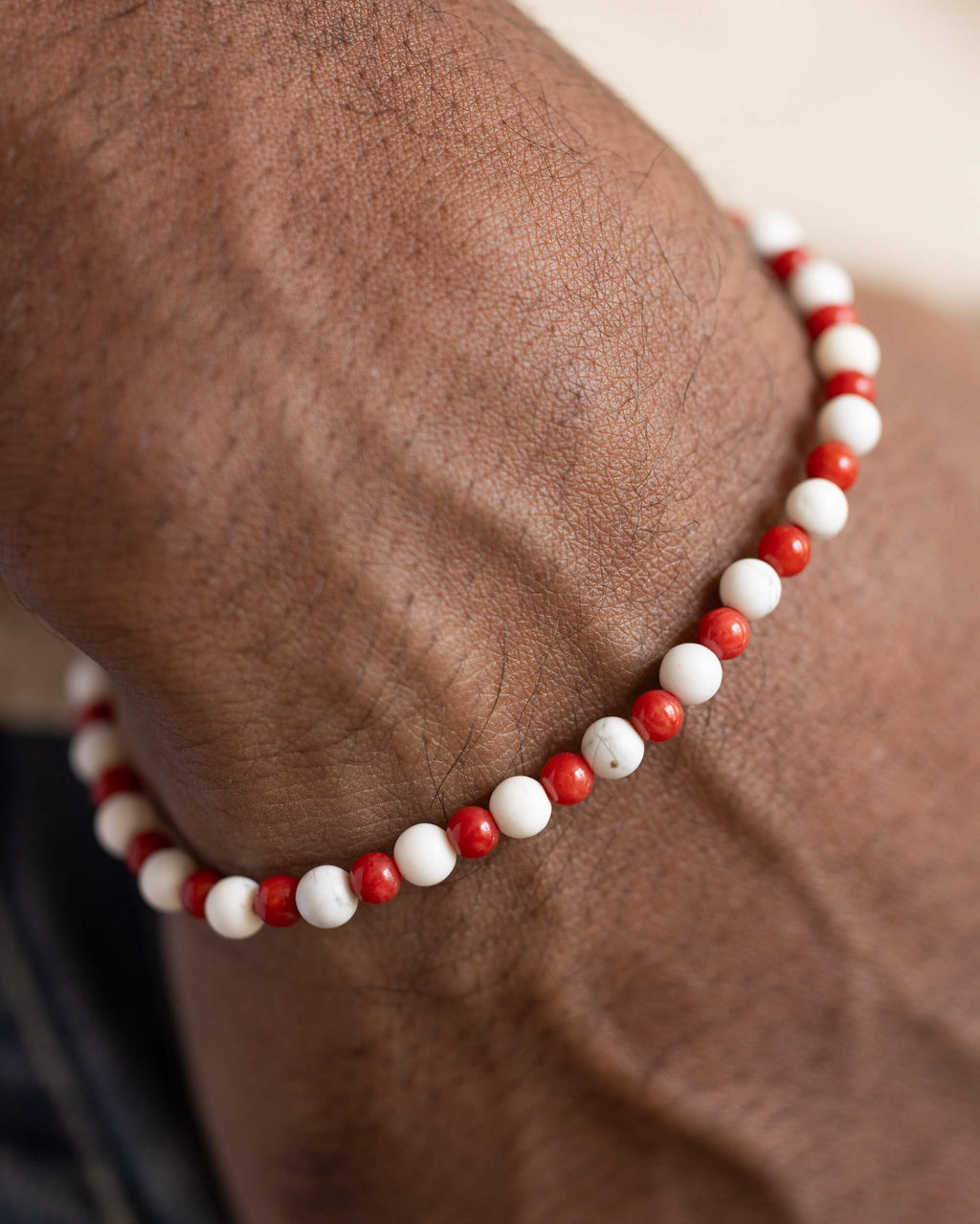 Pulsera de Coral Rojo y Howlita puesta en la muñeca
