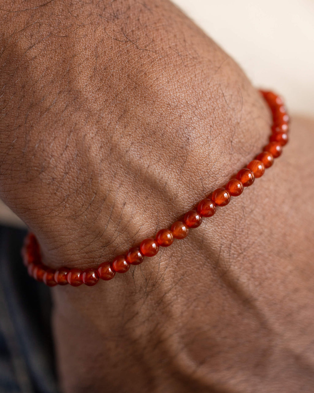 Pulsera de Cornalina puesta en la muñeca, mano en el bolsillo del pantalón