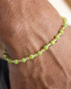 Pulsera de Jade Verde y Cuarzo Rutilado puesta en la muñeca