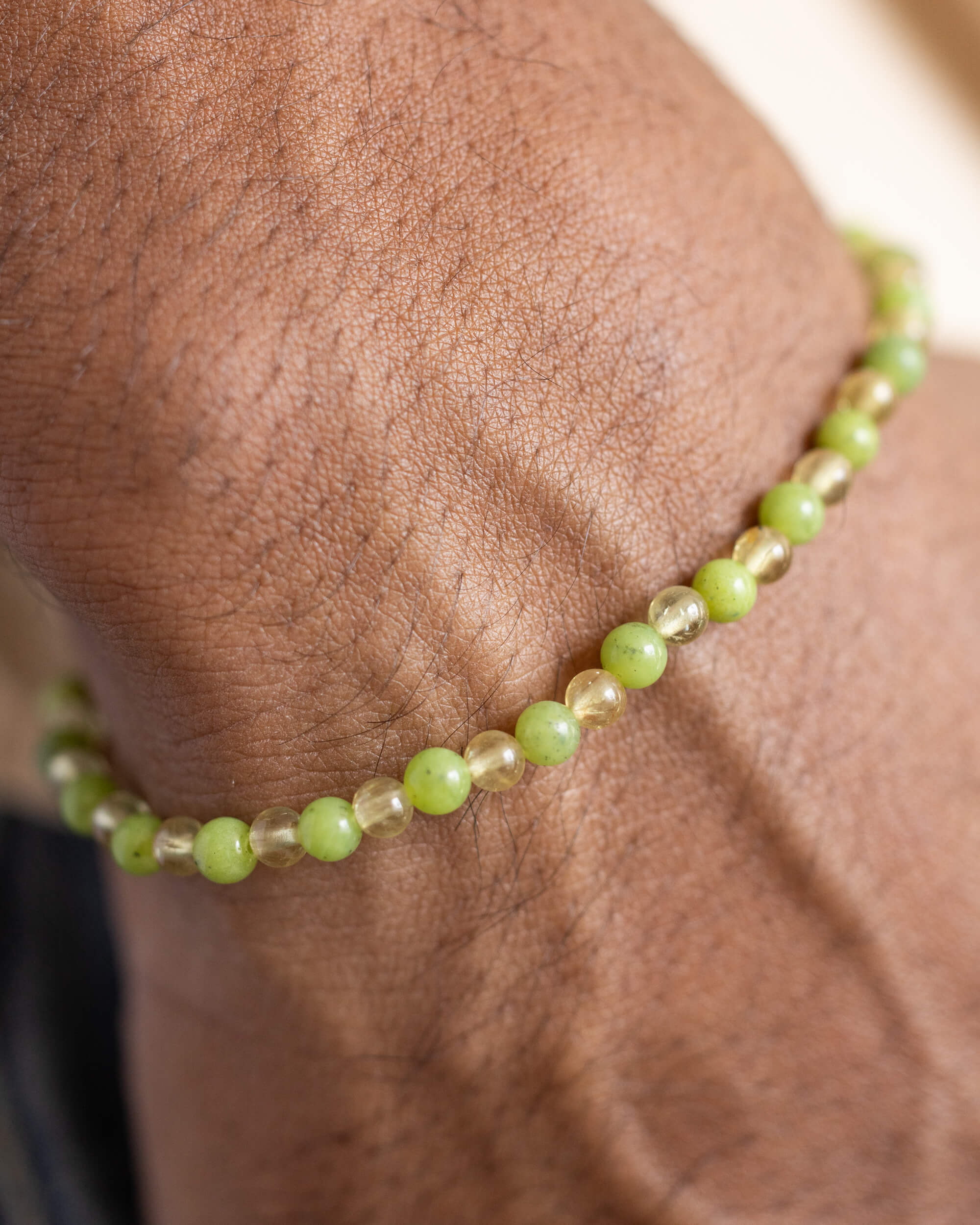 Pulsera de Jade Verde y Cuarzo Rutilado puesta en la muñeca