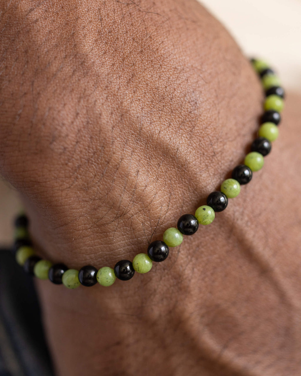 Pulsera de Turmalina Negra y Jade Verde puesta en la muñeca