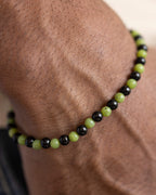 Pulsera de Turmalina Negra y Jade Verde puesta en la muñeca