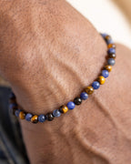 Pulsera de Sodalita y Ojo de Tigre puesta en la muñeca