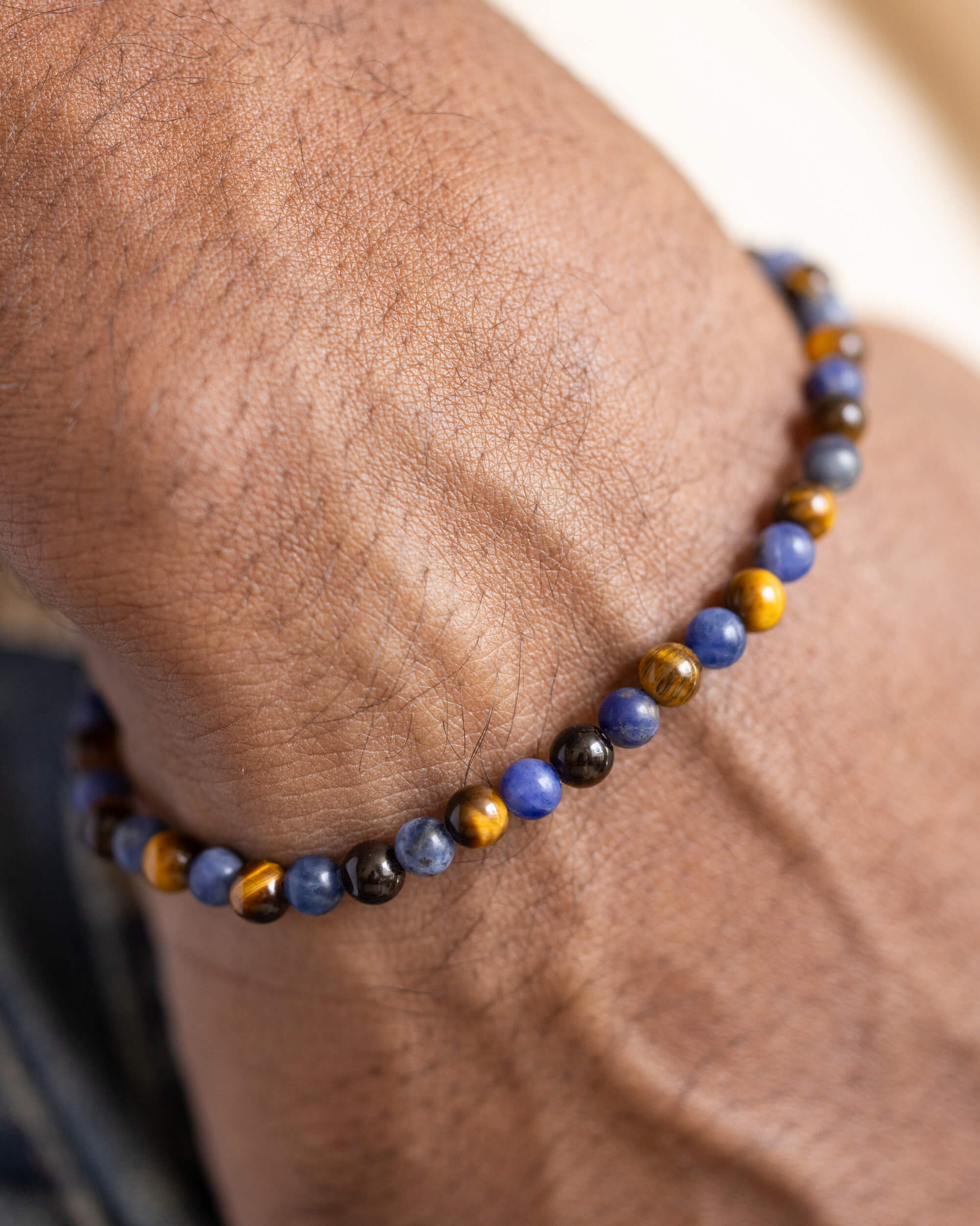 Pulsera de Sodalita y Ojo de Tigre puesta en la muñeca