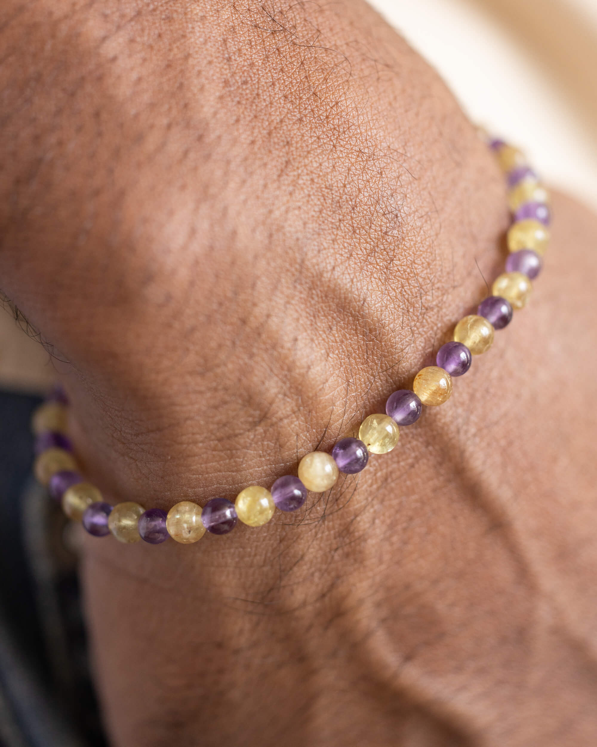 Pulsera de Amatista y Cuarzo Rutilado puesta en la muñeca