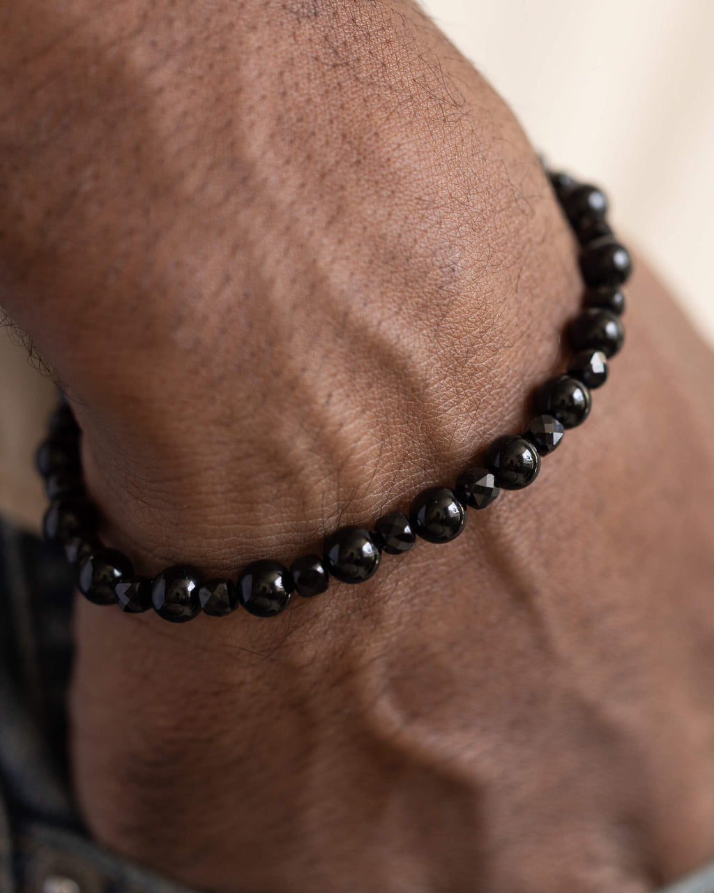 Pulsera de Espinela Negra y Turmalina Negra puesta, rodeando la muñeca